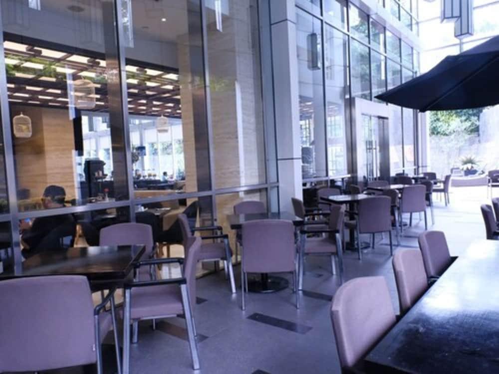 Aston Priority Simatupang Hotel And Conference Center Jakarta Eksteriør billede